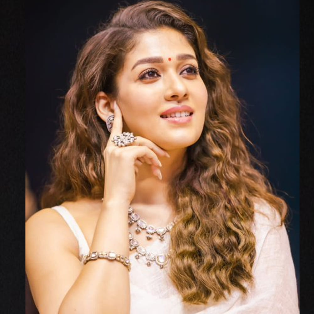 ఇప్పటివరకు నయనతారకు సోషల్ మీడియాలో ఇన్ స్టా, ట్విట్టర్ అకౌంట్స్ లేవు. అలాగే అటు సినిమా ప్రమోషన్స్, ఈవెంట్లలోనూ అంతగా కనిపించదు నయన్. 