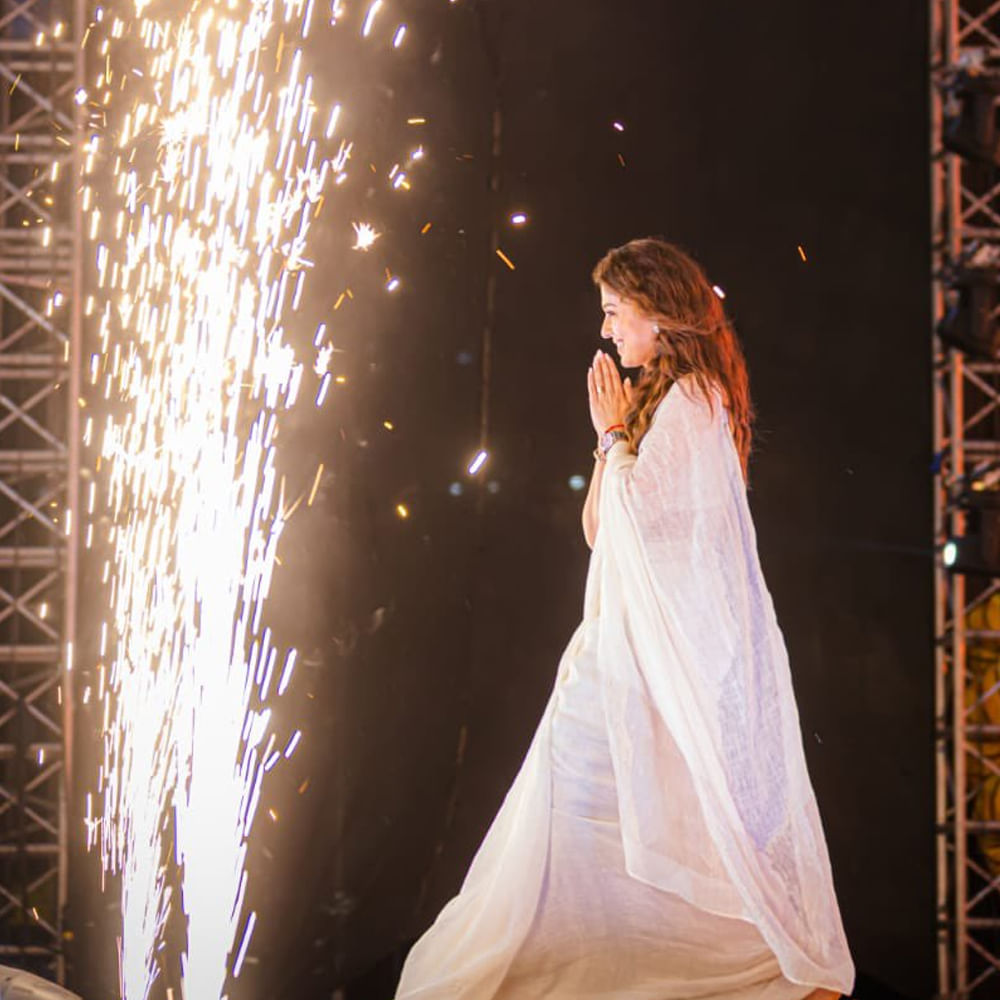 నిజమే మరీ.. ఆ ఫోటోలలో అచ్చం దివినుంచి దిగివచ్చిన దేవకన్యలా కనిపిస్తోంది. తెల్ల చీరలో అవార్డ్ ప్రధానోత్సవంలో సందడి చేసింది నయన్. ఆమెకు సంబంధించిన ఫోటోస్ తెగ వైరలవుతున్నాయి. 