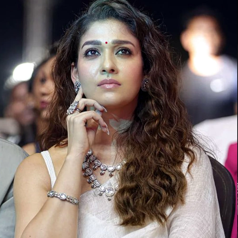 తాజాగా నయనతారకు సంబంధించిన కొన్ని బ్యూటీఫుల్ ఫోటోస్ నెట్టింట హల్చల్ చేస్తున్నాయి. దీంతో ఇప్పుడు అందరి చూపు నయన్ ఫోటోస్ పై పడింది. 