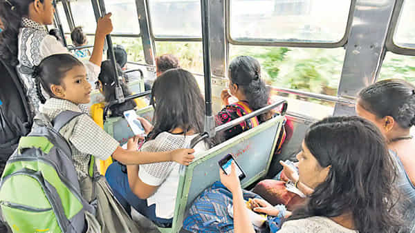 New Rule: హెడ్ఫోన్స్ లేకుండా వీడియో చూస్తే రూ.5000 జరిమానా..3 నెలలు జైలు శిక్ష! అమల్లోకి కొత్త నిబంధన..