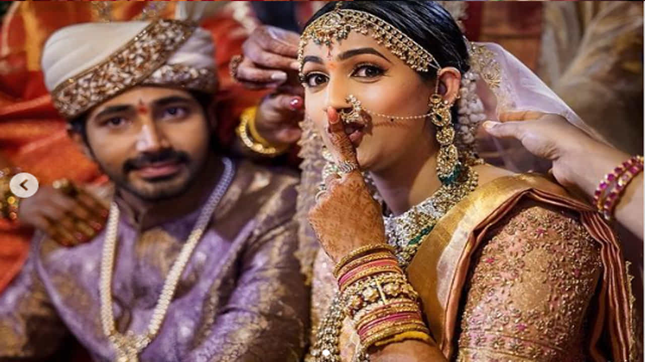 పెళ్లి మండపంలో చైతన్య పక్కనే కూర్చుని ష్.. అంటూ వేలు పెదాలపై ఉంచిన ఫొటో అది. 'నా దగ్గర ఓ సీక్రెట్ ఉంది. కానీ అది మీకు చెప్పేస్తే అది సీక్రెట్ ఎలా అవుతుంది? సారీయే, ఓన్లీ జోసెఫ్రాదిక్కి మాత్రమే ఆ సీక్రెట్ తీలుసు' అనే క్యాప్షన్తో ఆ ఫొటోను షేర్ చేసింది. నిహారిక తన పెళ్లిలో చైతన్య లేకుండా ఉన్న ఫ్యామిలీ ఫోటోలను కూడా అలాగే ఉంచేసింది.