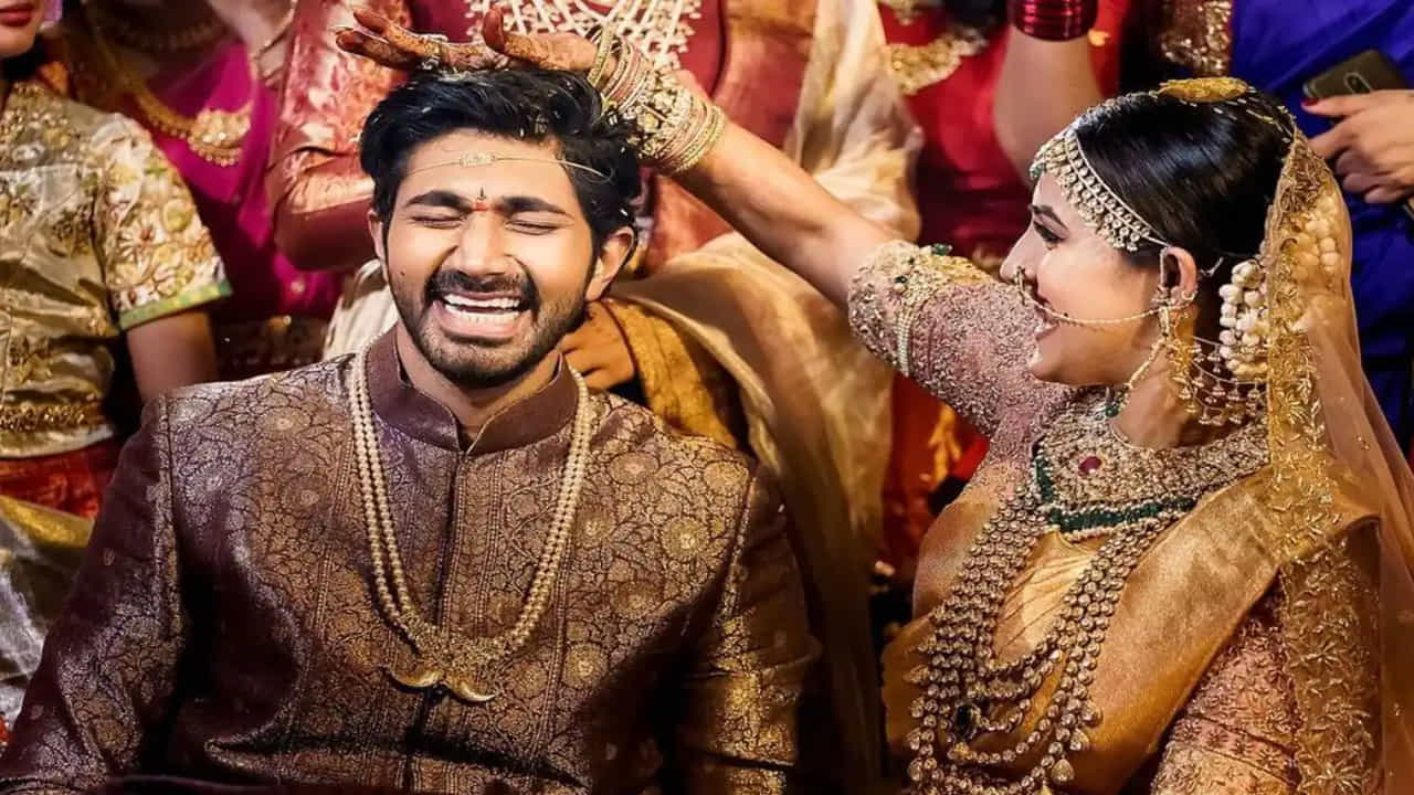 ఇక తాజాగా నిహారిక కూడా తన ఇన్స్టా ఖాతా నుంచి పెళ్లి ఫోటోలు, చైతన్యతో కలిసి దిగిన పిక్స్ డిలీట్ చేయడంతో ఈ ఊహాగానాలకు మరింత ఊతం చేకూరినట్లైంది. ఐతే అన్ని ఫోటోలు తొలగించిన నిహారిక ఒక్క ఫొటో మాత్రం అలాగే ఉంచేసింది.