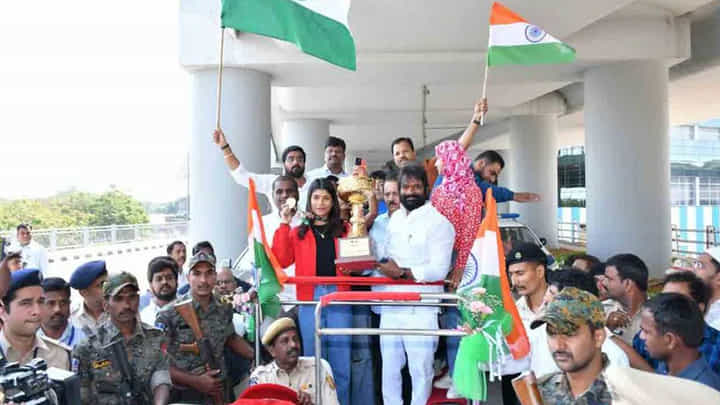 Nikhat Zareen: హైదరాబాద్ చేరుకున్న బాక్సర్ నిఖత్ జరీన్.. శంషాబాద్ ఎయిర్పోర్టులో ఘనస్వాగతం Nikhat Zareen: హైదరాబాద్ చేరుకున్న బాక్సర్ నిఖత్ జరీన్.. శంషాబాద్ ఎయిర్పోర్టులో ఘనస్వాగతం