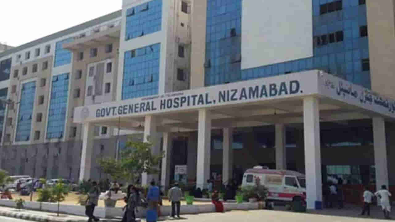 Telangana: జిల్లా ప్రభుత్వాస్పత్రిలో అమానుషం.. స్ట్రెచర్, వీల్చైర్ లేకపోవడంతో రోగి కాళ్లు పట్టుకుని..