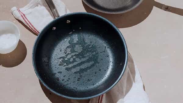 Kitchen Hacks: మీ చపాతీలు కాల్చే పెనం నల్ల బడకుండా జాగ్రత్త పడండి.. ఈ టిప్స్ వాడితే పెనం తళతళా మెరవాల్సిందే..