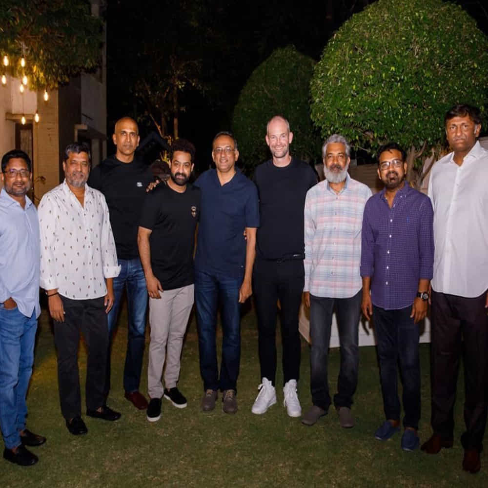 యంగ్ టైగర్ ఎన్టీఆర్ తన నివాసం ఆర్ఆర్ఆర్ చిత్రబృందానికి హైఫై విందు ఇచ్చారు.