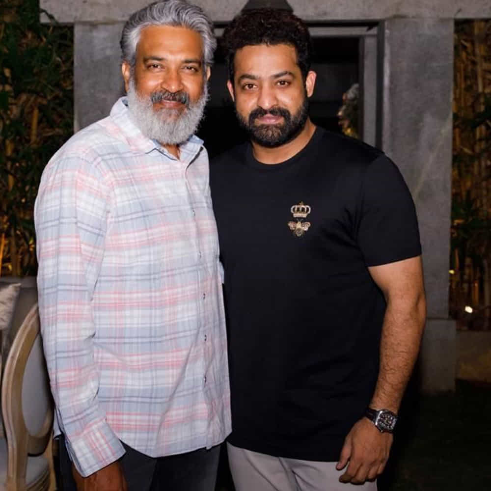 తారక్ ఇచ్చిన ఈ పార్టీకి రాజమౌళితోపాటు.. అతికొద్ది మంది సెలబ్రెటీలు విచ్చేశారు. ఇందుకు సంబంధించిన ఫోటోస్ ఇప్పుడు సోషల్ మీడియాలో వైరలవుతున్నాయి.