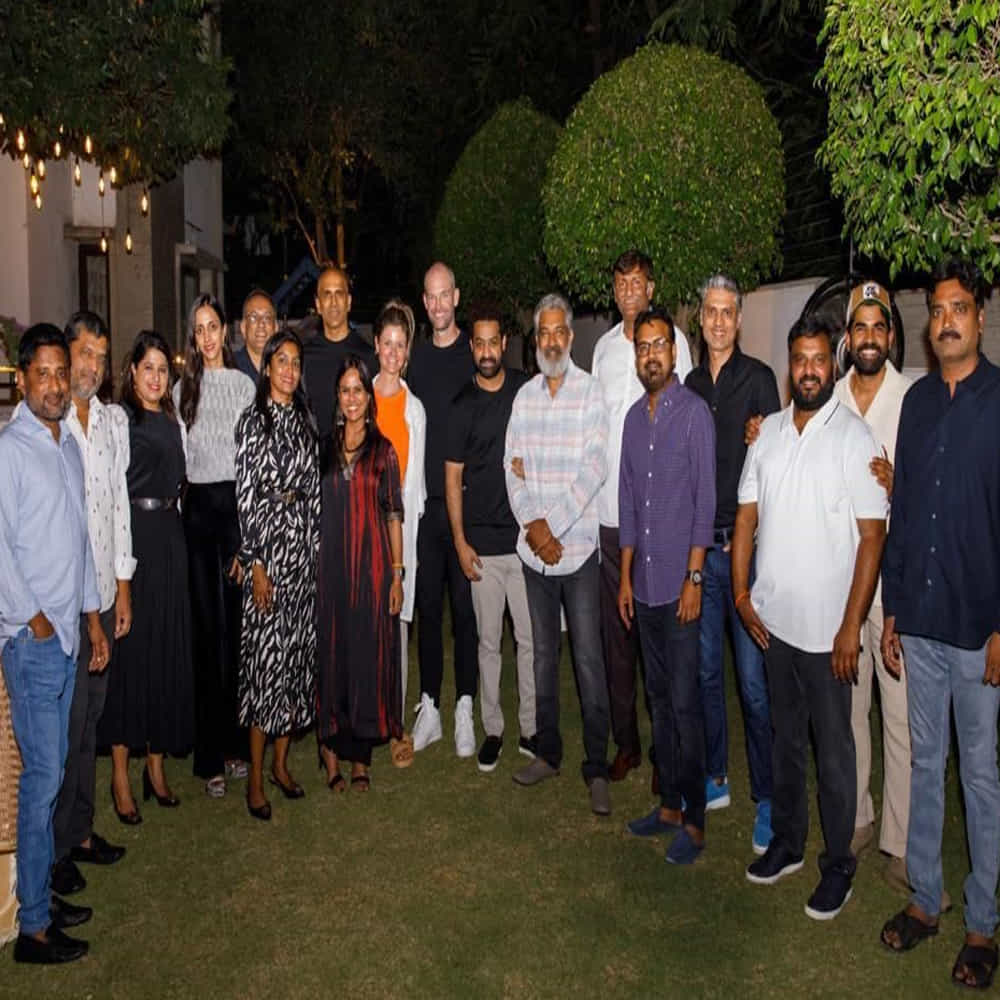 అయితే ఇందులో మెగా పవర్ స్టార్ రామ్ చరణ్ తప్ప మిగతా ట్రిపుల్ ఆర్ టీమ్ మొత్తం కనిపించింది. వీరితోపాటు.. మాస్ డైరెక్టర్ కొరటాల శివ, డైరెక్టర్ త్రివిక్రమ్ శ్రీనివాస్, రాజమౌళి సందడి చేశారు.