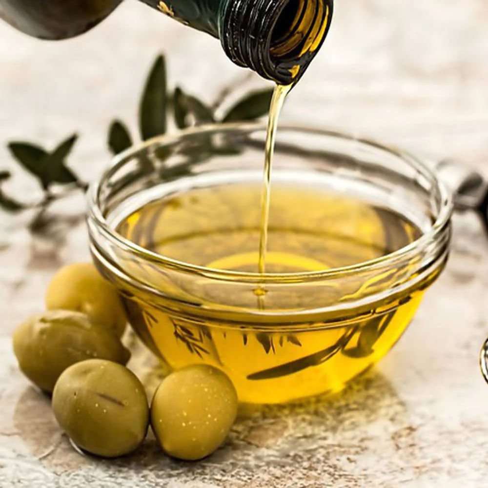 ఆలివ్ నూనె : ఆలివ్ నూనెతో కూడా చాలా ప్రయోజనాలు కలుగుతాయి. దీనిని ఉపయోగించడం ద్వారా మీరు శరీర నొప్పి నుండి కూడా ఉపశమనం పొందవచ్చు. ఈ నూనెతో శరీరానికి క్రమం తప్పకుండా మసాజ్ చేసుకోవాలి.