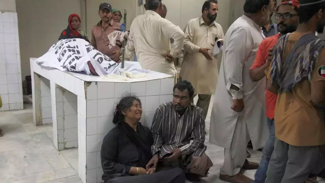 Pakistan:  ఉచిత రేషన్‌ కోసం ఎగబడిన జనం.. తొక్కిసలాట, ముగ్గురు చిన్నారులు, 8మంది మహిళలు మరణం