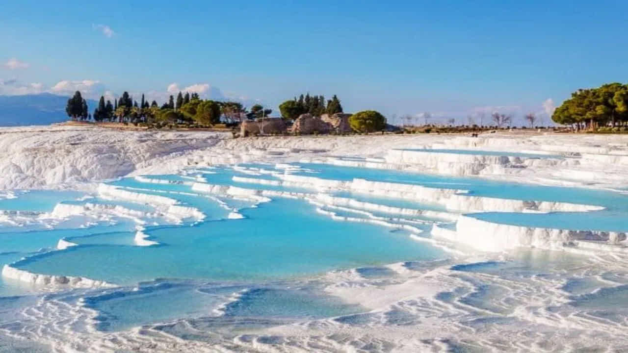 Pamukkale Turkey - ఈ వేడి నీటి బుగ్గలు తెల్లటి ఖనిజ నిక్షేపాల టెర్రస్లను సృష్టించాయి. ప్రకృతి దృశ్యం మంచుతో కూడిన రూపాన్ని ఇస్తుంది.