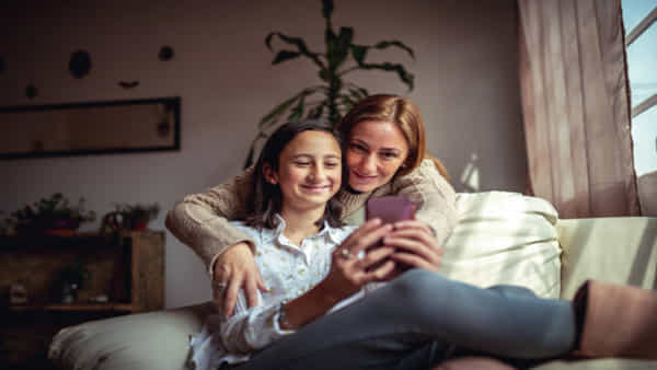 Parenting Tips: పిల్లల నుండి మొబైల్ ఫోన్లను బలవంతంగా తీసుకోకండి, అలవాటును ఇలా తగ్గించండి