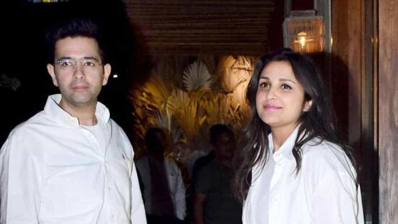 బాలీవుడ్ నటి పరిణీతి చోప్రా, ఆమ్ ఆద్మీ పార్టీ ఎంపీ రాఘవ్ చద్దా ప్రేమ వ్యవహారం పట్టాలెక్కనుంది. వీరిద్దరూ కలిసి ముంబై వీధుల్లో డిన్నర్, లంచ్ అంటూ చట్టాపట్టాలేసుకు తిరుగుతూ మీడియా కంట పడినా.. అబ్బే అదేం లేదంటూ కొట్టిపారేశారు.