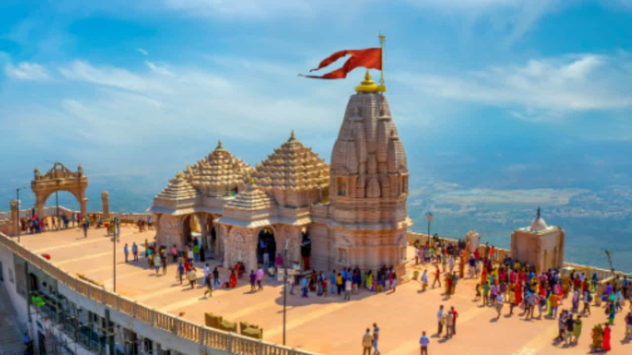 ఈ పర్వతంపై ఉన్న ఆలయాన్ని రోప్వే లేదా మెట్ల ద్వారా సులభంగా చేరుకోవచ్చు. ఈ ఆలయం దట్టమైన అడవి మధ్యలో ఒక రాతిపై ఉంది. వందల సంవత్సరాల క్రితం నిర్మించిన ఈ ఆలయం నేటికీ భక్తికి కేంద్రంగా విలసిల్లుతుంది.