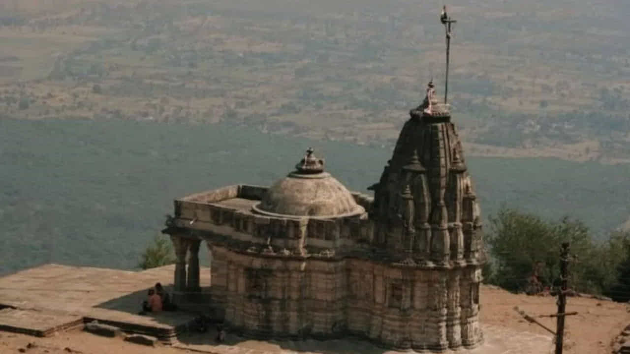 ఈ ఆలయ శిఖరాన్ని సుమారు 500 సంవత్సరాల క్రితం సుల్తాన్ మహమూద్ బెగడ ధ్వంసం చేశాడు. అయితే పురాతన ఆలయాల పునరాభివృద్ధి ప్రణాళికలో భాగంగా పావగడ కొండపై ఉన్న ఈ 11వ శతాబ్దపు ఆలయ శిఖరాన్ని పునరుద్ధరించారు.