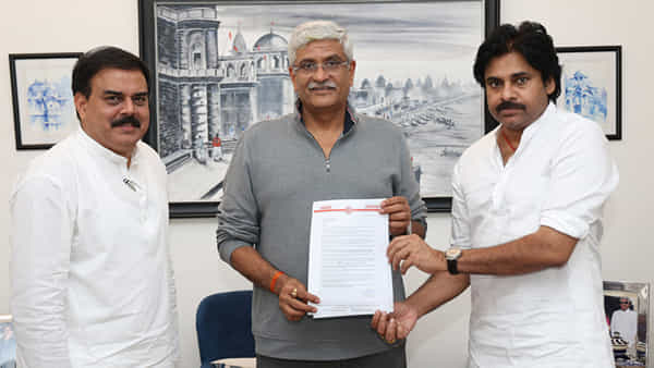Pawan Kalyan: వైసీపీ ప్రభుత్వం పట్టించుకోవడం లేదు.. కేంద్రమే చొరవ తీసుకోవాలి.. పోలవరంపై పవన్ కల్యాణ్