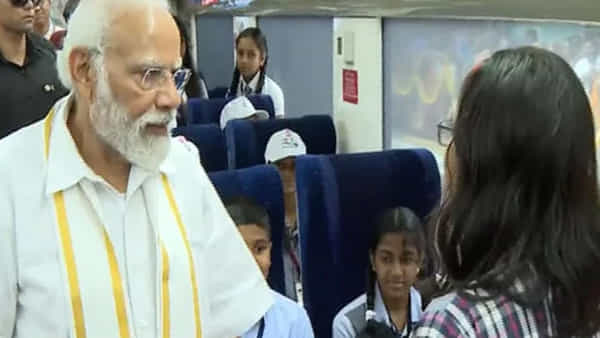 PM Modi: వందే భారత్ ఎక్స్ప్రెస్లో పద్యం పాడిన అమ్మాయి..ప్రధాని మోదీ ఫిదా