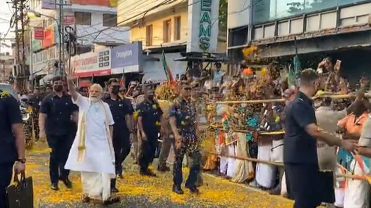 ప్రధాని మోదీ జుబ్బా,  బంగారు అంచుతో ధోతీ , శల్య ధరించి కేరళకు వచ్చారు.