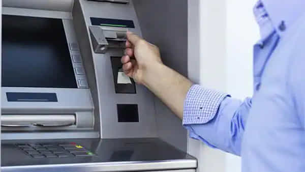 Bank New Rules: కస్టమర్లకు షాక్ ఇచ్చేందుకు సిద్ధమైన బ్యాంక్.. అలాంటి ట్రాన్సాక్షన్స్పై ఫైన్.. వివరాలివే..