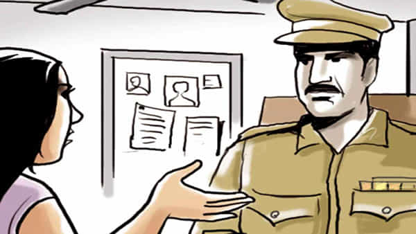 Police: ఛీ..ఛీ అసలు వీడు పోలీసోడేనా.. ఫిర్యాదు చేయడానికి పోలీస్ స్టేషన్కు వచ్చిన మహిళతో