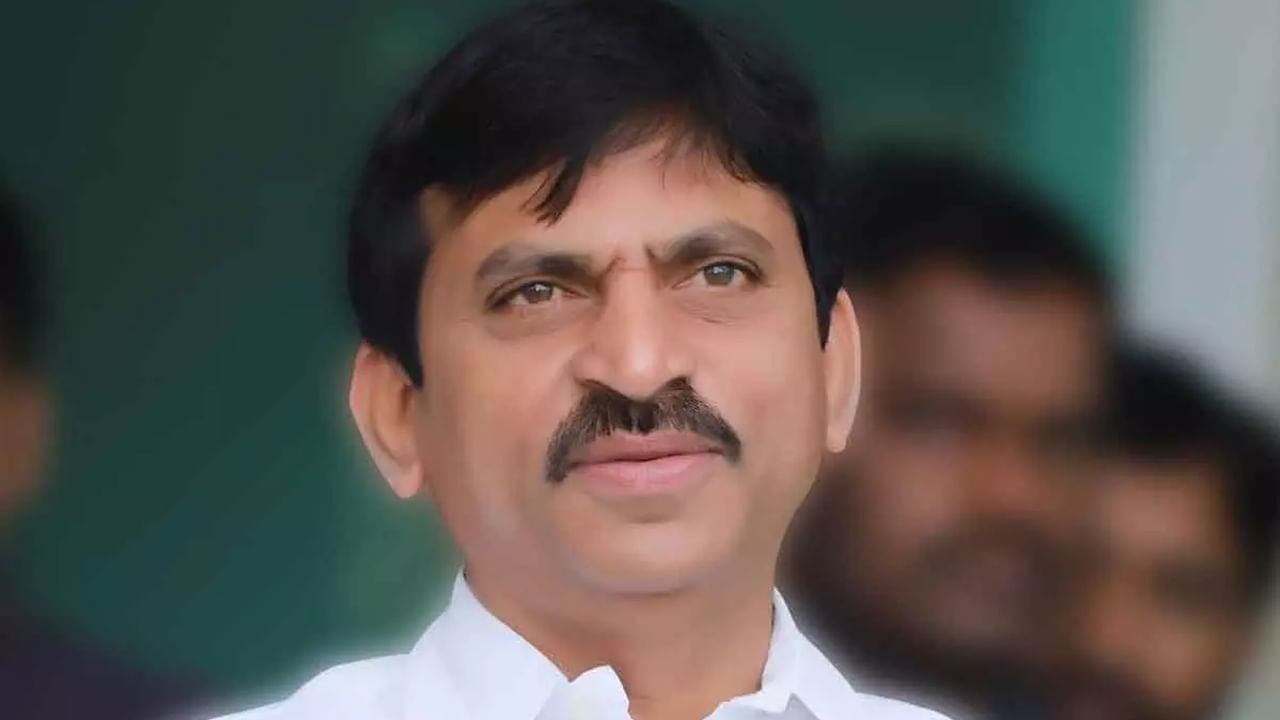 Khammam: మధిరలో పొంగులేటి ఆఫీసుపై దుండగుల దాడి.. ఫ్లెక్సీలు, బ్యానర్లు చించివేత