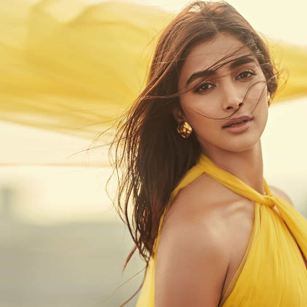 టాలీవుడ్ టూ బాలీవుడ్ దూసుకుపోతున్న అందాల నటి పూజా హెగ్డే కుర్రకారు హృదయాల్లో గూడుకట్టుకుంది. ఈ చిన్నది టాలీవుడ్ బడా స్టార్ హీరోల సరసన నటించే అవకాశాన్ని సొంతం చేసుకుంది. సోషల్ మీడియాలో యాక్టీవ్ గా ఉండే ఈ అమ్మడు తాజా ఫోటోషూట్ తో మరోసారి ఎట్ట్రాక్టీవ్ అయ్యింది.