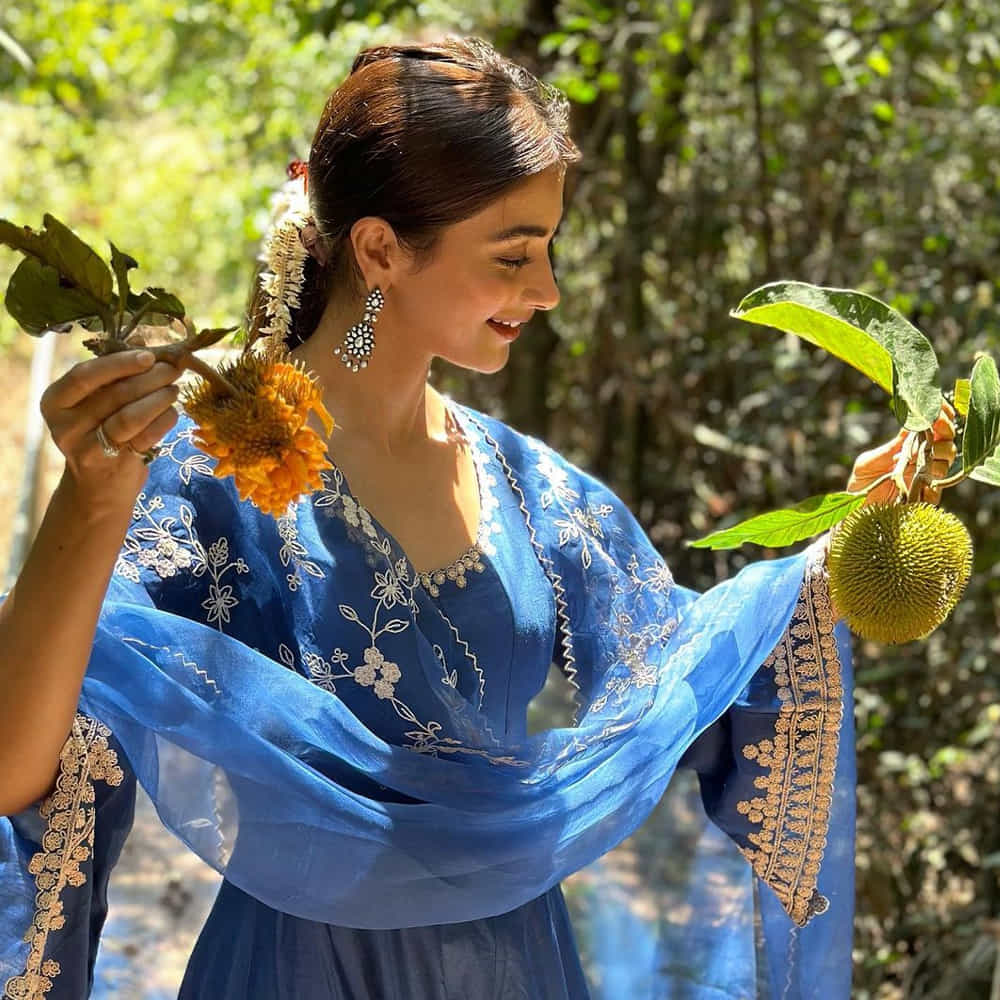 అలాగే తెలుగుతో పాటు, తమిళ్, హిందీ భాషల్లోనూ సినిమాలు చేసి అలరించింది.