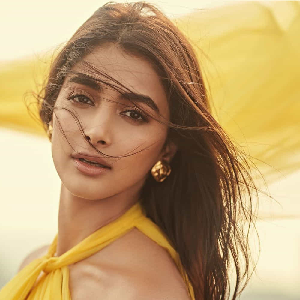 టాలీవుడ్ టూ బాలీవుడ్ దూసుకుపోతున్న అందాల నటి పూజా హెగ్డే కుర్రకారు హృదయాల్లో గూడుకట్టుకుంది. ఈ చిన్నది టాలీవుడ్ బడా స్టార్ హీరోల సరసన నటించే అవకాశాన్ని సొంతం చేసుకుంది. సోషల్ మీడియాలో యాక్టీవ్ గా ఉండే ఈ అమ్మడు తాజా ఫోటోషూట్ తో మరోసారి ఎట్ట్రాక్టీవ్ అయ్యింది.