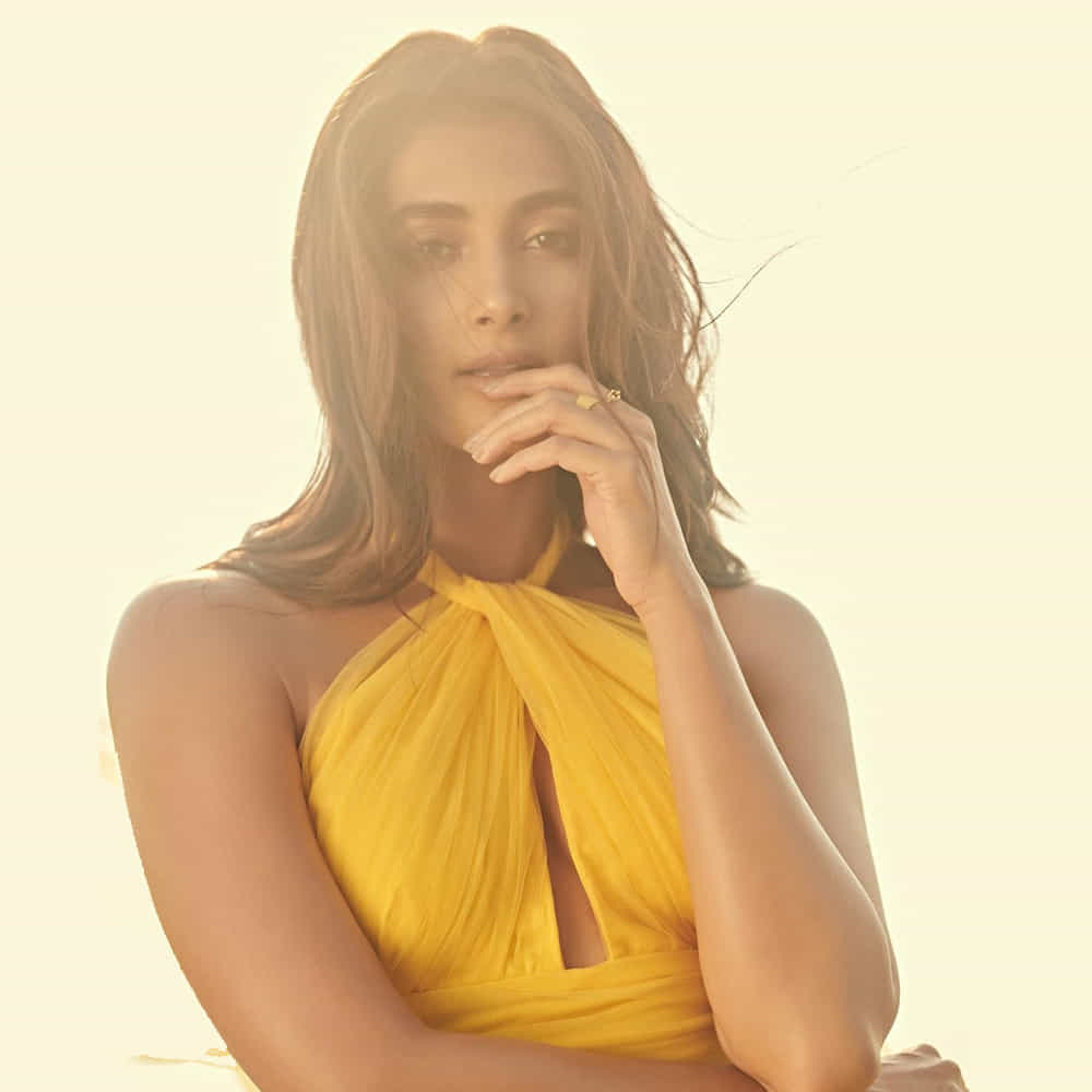 టాలీవుడ్ టూ బాలీవుడ్ దూసుకుపోతున్న అందాల నటి పూజా హెగ్డే కుర్రకారు హృదయాల్లో గూడుకట్టుకుంది. ఈ చిన్నది టాలీవుడ్ బడా స్టార్ హీరోల సరసన నటించే అవకాశాన్ని సొంతం చేసుకుంది. సోషల్ మీడియాలో యాక్టీవ్ గా ఉండే ఈ అమ్మడు తాజా ఫోటోషూట్ తో మరోసారి ఎట్ట్రాక్టీవ్ అయ్యింది.