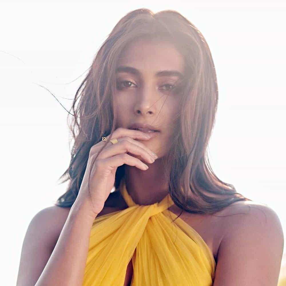 టాలీవుడ్ టూ బాలీవుడ్ దూసుకుపోతున్న అందాల నటి పూజా హెగ్డే కుర్రకారు హృదయాల్లో గూడుకట్టుకుంది. ఈ చిన్నది టాలీవుడ్ బడా స్టార్ హీరోల సరసన నటించే అవకాశాన్ని సొంతం చేసుకుంది. సోషల్ మీడియాలో యాక్టీవ్ గా ఉండే ఈ అమ్మడు తాజా ఫోటోషూట్ తో మరోసారి ఎట్ట్రాక్టీవ్ అయ్యింది.