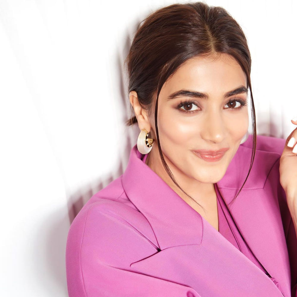 టాలీవుడ్ టూ బాలీవుడ్ దూసుకుపోతున్న అందాల నటి పూజా హెగ్డే కుర్రకారు హృదయాల్లో గూడుకట్టుకుంది. ఈ చిన్నది టాలీవుడ్ బడా స్టార్ హీరోల సరసన నటించే అవకాశాన్ని సొంతం చేసుకుంది. సోషల్ మీడియాలో యాక్టీవ్ గా ఉండే ఈ అమ్మడు తాజా ఫోటోషూట్ తో మరోసారి ఎట్ట్రాక్టీవ్ అయ్యింది.