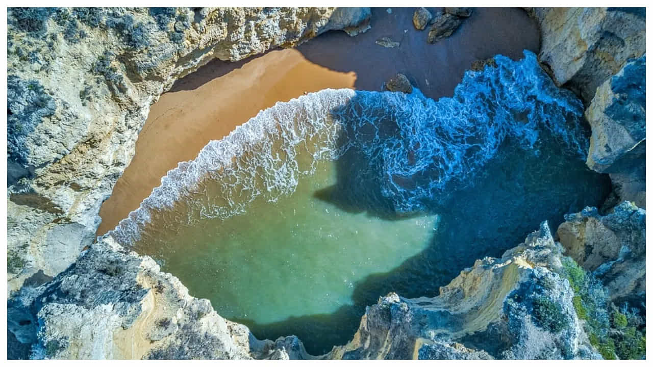 Portugal- మీరు పోర్చుగల్లోని అందమైన పట్టణాలు, రుచికరమైన వంటకాలను ఎంజాయ్ చేయొచ్చు. మీరు లిస్బన్, పోర్టో, మదీరా, సింట్రా, అజోర్స్, ఎవోరా వంటి ప్రదేశాలను సందర్శించవచ్చు. ఇక్కడి సందర్శన మీకు ఎప్పటికీ గుర్తుండిపోతుంది.