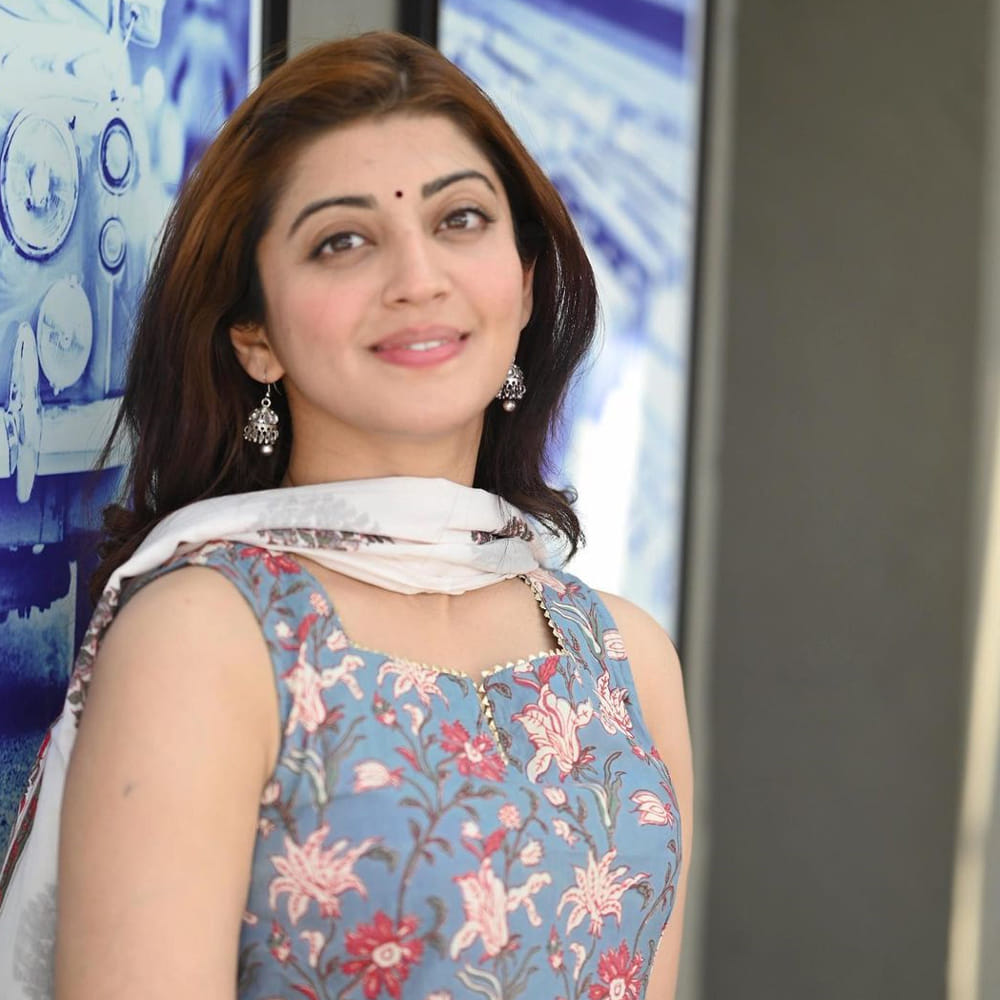 టాలీవుడ్ లో చేసింది తక్కువ సినిమాలే అయినా మంచి క్రేజ్ తెచ్చుకుంది అందాల భామ ప్రణీత సుభాష్.. ఈ ముద్దుగుమ్మ తన అందం అభినయంతో కుర్రకారును కట్టిపడేసింది. పవర్ స్టార్ పవన్ కళ్యాణ్ నటించిన అత్తారింటికి దారేది సినిమాలో సెకండ్ హీరోయిన్ గా చేసి మంచి గుర్తింపు తెచ్చుకుంది. ఉంగరాల జుట్టుతో బొంగరాల్లాంటి కళ్లతో కుర్రకారును కట్టిపడేసింది ఈ బ్యూటీ. 