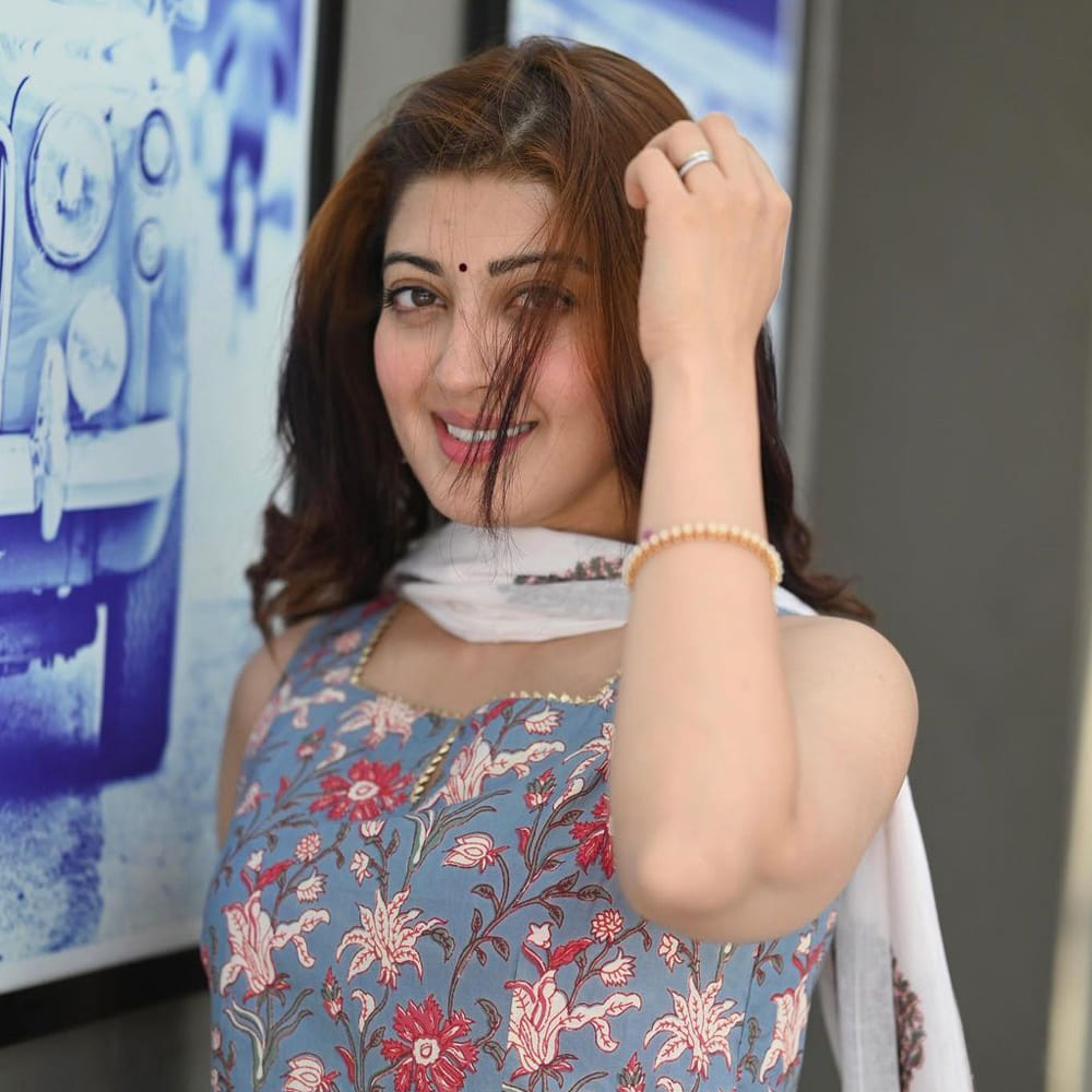 టాలీవుడ్ లో చేసింది తక్కువ సినిమాలే అయినా మంచి క్రేజ్ తెచ్చుకుంది అందాల భామ ప్రణీత సుభాష్.. ఈ ముద్దుగుమ్మ తన అందం అభినయంతో కుర్రకారును కట్టిపడేసింది. పవర్ స్టార్ పవన్ కళ్యాణ్ నటించిన అత్తారింటికి దారేది సినిమాలో సెకండ్ హీరోయిన్ గా చేసి మంచి గుర్తింపు తెచ్చుకుంది. ఉంగరాల జుట్టుతో బొంగరాల్లాంటి కళ్లతో కుర్రకారును కట్టిపడేసింది ఈ బ్యూటీ.