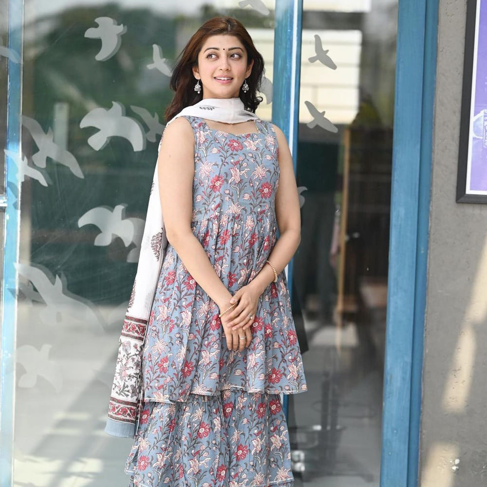 టాలీవుడ్ లో చేసింది తక్కువ సినిమాలే అయినా మంచి క్రేజ్ తెచ్చుకుంది అందాల భామ ప్రణీత సుభాష్.. ఈ ముద్దుగుమ్మ తన అందం అభినయంతో కుర్రకారును కట్టిపడేసింది. పవర్ స్టార్ పవన్ కళ్యాణ్ నటించిన అత్తారింటికి దారేది సినిమాలో సెకండ్ హీరోయిన్ గా చేసి మంచి గుర్తింపు తెచ్చుకుంది. ఉంగరాల జుట్టుతో బొంగరాల్లాంటి కళ్లతో కుర్రకారును కట్టిపడేసింది ఈ బ్యూటీ.