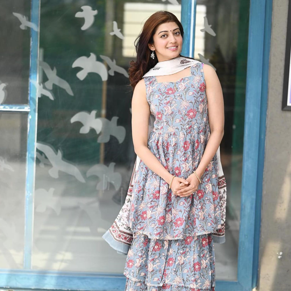 టాలీవుడ్ లో చేసింది తక్కువ సినిమాలే అయినా మంచి క్రేజ్ తెచ్చుకుంది అందాల భామ ప్రణీత సుభాష్.. ఈ ముద్దుగుమ్మ తన అందం అభినయంతో కుర్రకారును కట్టిపడేసింది. పవర్ స్టార్ పవన్ కళ్యాణ్ నటించిన అత్తారింటికి దారేది సినిమాలో సెకండ్ హీరోయిన్ గా చేసి మంచి గుర్తింపు తెచ్చుకుంది. ఉంగరాల జుట్టుతో బొంగరాల్లాంటి కళ్లతో కుర్రకారును కట్టిపడేసింది ఈ బ్యూటీ.