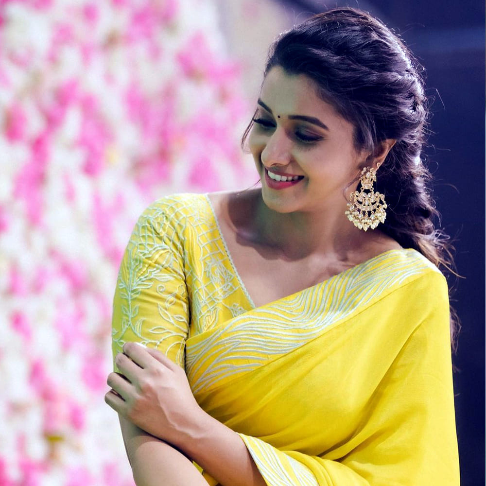 వరుస విజయాలను కూడా కోలీవుడ్ బాక్స్ ఆఫీస్ దగ్గర అందుకుంటూ ఫుల్ జోష్ లో కెరీర్ ను ముందుకు సాగిస్తున్న ముద్దు గుమ్మలలో ఒకరు అయినటు వంటి ప్రియ భవాని శంకర్ గురించి ప్రత్యేకంగా పరిచయం చేయాల్సిన అవసరం లేదు. ఈ ముద్దు గుమ్మ కళ్యాణం కమనీయం అనే తెలుగు మూవీ లో హీరోయిన్ గా నటించింది.