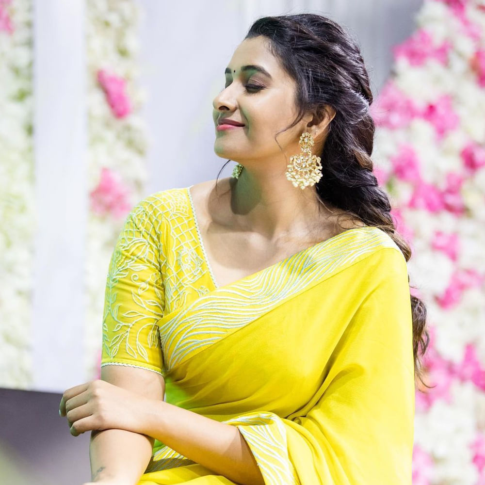 వరుస విజయాలను కూడా కోలీవుడ్ బాక్స్ ఆఫీస్ దగ్గర అందుకుంటూ ఫుల్ జోష్ లో కెరీర్ ను ముందుకు సాగిస్తున్న ముద్దు గుమ్మలలో ఒకరు అయినటు వంటి ప్రియ భవాని శంకర్ గురించి ప్రత్యేకంగా పరిచయం చేయాల్సిన అవసరం లేదు. ఈ ముద్దు గుమ్మ కళ్యాణం కమనీయం అనే తెలుగు మూవీ లో హీరోయిన్ గా నటించింది.