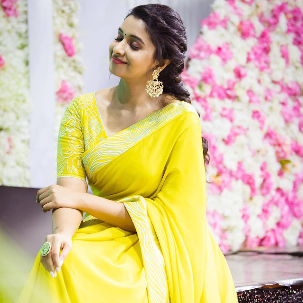 వరుస విజయాలను కూడా కోలీవుడ్ బాక్స్ ఆఫీస్ దగ్గర అందుకుంటూ ఫుల్ జోష్ లో కెరీర్ ను ముందుకు సాగిస్తున్న ముద్దు గుమ్మలలో ఒకరు అయినటు వంటి ప్రియ భవాని శంకర్ గురించి ప్రత్యేకంగా పరిచయం చేయాల్సిన అవసరం లేదు. ఈ ముద్దు గుమ్మ కళ్యాణం కమనీయం అనే తెలుగు మూవీ లో హీరోయిన్ గా నటించింది.