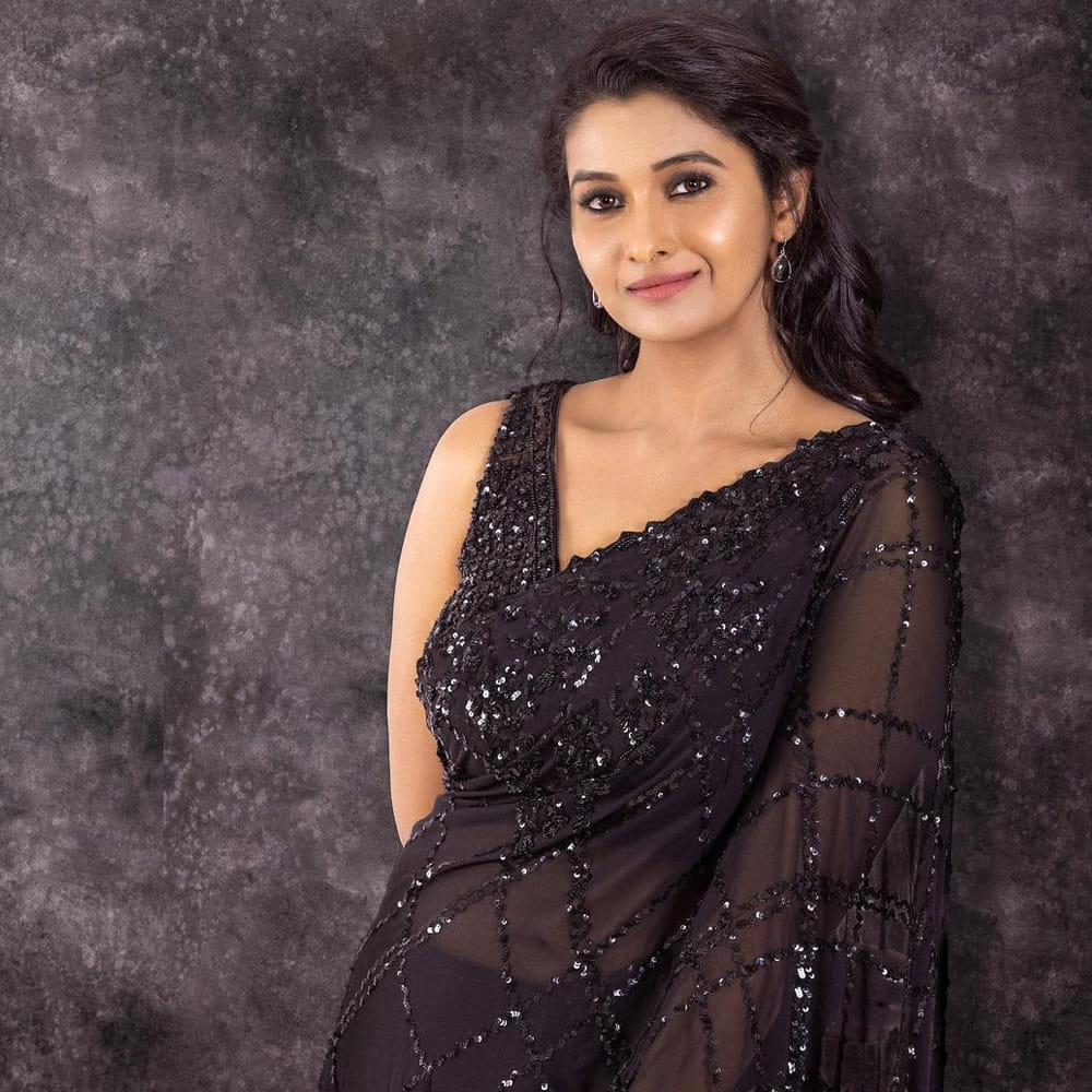 వరుస విజయాలను కూడా కోలీవుడ్ బాక్స్ ఆఫీస్ దగ్గర అందుకుంటూ ఫుల్ జోష్ లో కెరీర్ ను ముందుకు సాగిస్తున్న ముద్దు గుమ్మలలో ఒకరు అయినటు వంటి ప్రియ భవాని శంకర్ గురించి ప్రత్యేకంగా పరిచయం చేయాల్సిన అవసరం లేదు. ఈ ముద్దు గుమ్మ కళ్యాణం కమనీయం అనే తెలుగు మూవీ లో హీరోయిన్ గా నటించింది.