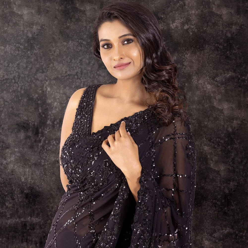 వరుస విజయాలను కూడా కోలీవుడ్ బాక్స్ ఆఫీస్ దగ్గర అందుకుంటూ ఫుల్ జోష్ లో కెరీర్ ను ముందుకు సాగిస్తున్న ముద్దు గుమ్మలలో ఒకరు అయినటు వంటి ప్రియ భవాని శంకర్ గురించి ప్రత్యేకంగా పరిచయం చేయాల్సిన అవసరం లేదు. ఈ ముద్దు గుమ్మ కళ్యాణం కమనీయం అనే తెలుగు మూవీ లో హీరోయిన్ గా నటించింది.