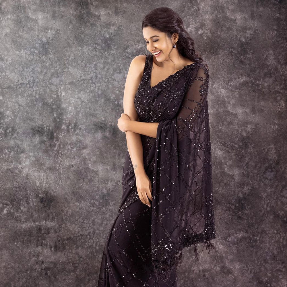 వరుస విజయాలను కూడా కోలీవుడ్ బాక్స్ ఆఫీస్ దగ్గర అందుకుంటూ ఫుల్ జోష్ లో కెరీర్ ను ముందుకు సాగిస్తున్న ముద్దు గుమ్మలలో ఒకరు అయినటు వంటి ప్రియ భవాని శంకర్ గురించి ప్రత్యేకంగా పరిచయం చేయాల్సిన అవసరం లేదు. ఈ ముద్దు గుమ్మ కళ్యాణం కమనీయం అనే తెలుగు మూవీ లో హీరోయిన్ గా నటించింది.