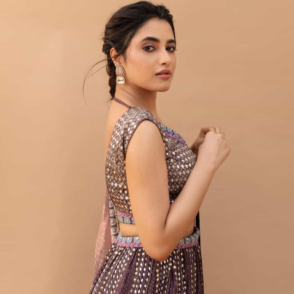 కానీ తమిళంలో బ్యాక్ టూ బ్యాక్ చిత్రాలతో బిజీ హీరోయిన్ అయ్యింది. శివ కార్తికేయన్, సూర్యతో కలిసి నటించిన చిత్రాలు ఈ అమ్మడుకు మంచి గుర్తింపు తీసుకువచ్చాయి. 