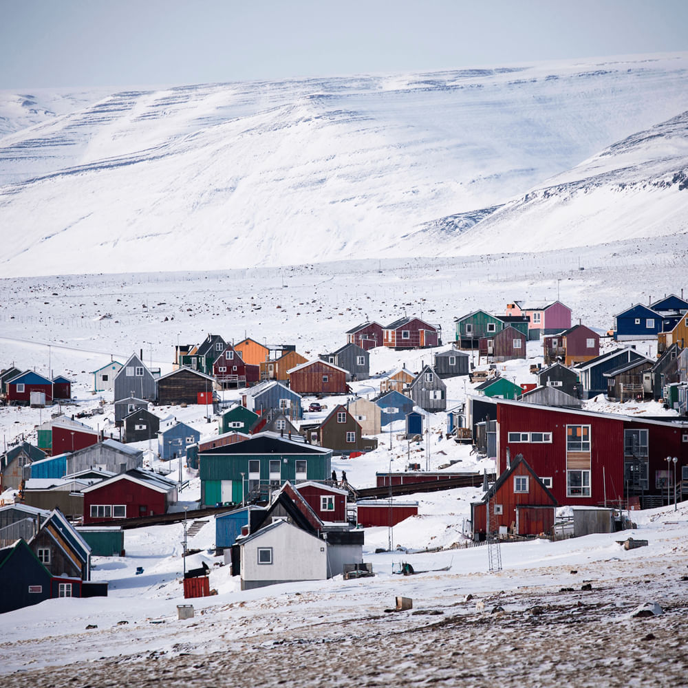Kannock, Greenland: The city of Kannock in the north of Greenland is completely dark in winter.  In the same summer, between April and August, the sun continues to shine throughout the day.  Thus, in many countries of the world, the sun rises continuously.