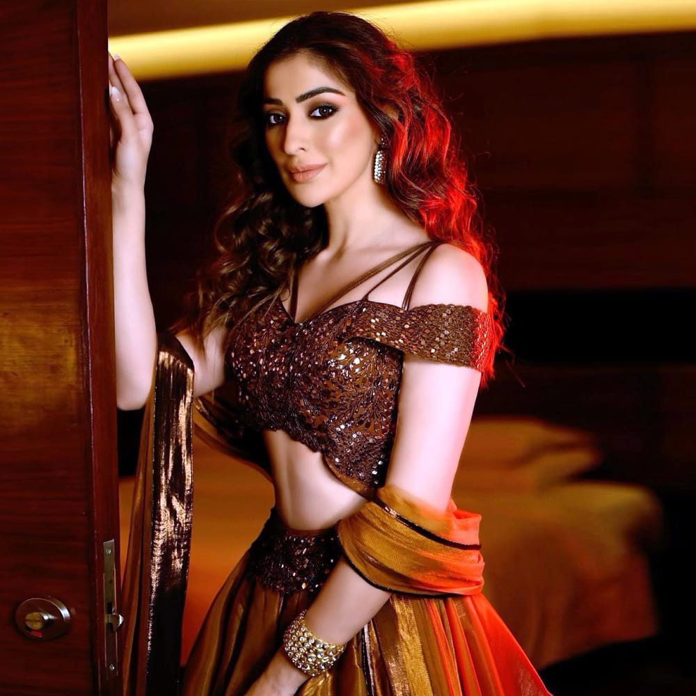 తమిళ, తెలుగు ఇండస్ట్రీస్లో మంచి హీరోయిన్గా పేరు తెచ్చుకుంది రాయ్ లక్ష్మీ. అయితే కొంతకాలం సినిమాలకు దూరంగా ఉన్న ఈ అమ్మడు ఖైదీ no.150 సినిమాలో రత్తాలు సాంగ్ తో మరోసారి తెలుసు తెరపై మెరిసింది. తాజాగా ఈ భామ మళ్లీ తెలుగు సినిమాలపై దృష్టి సారించినట్టు సమాచారం.ఇదిలా ఉంటె ఈ అమ్మడి ఫోటోషూట్ కి ఫ్యాన్స్ గట్టిగానే ఉన్నారు అని చెప్పొచ్చు.మీరు ఓ లుక్కేయండి.