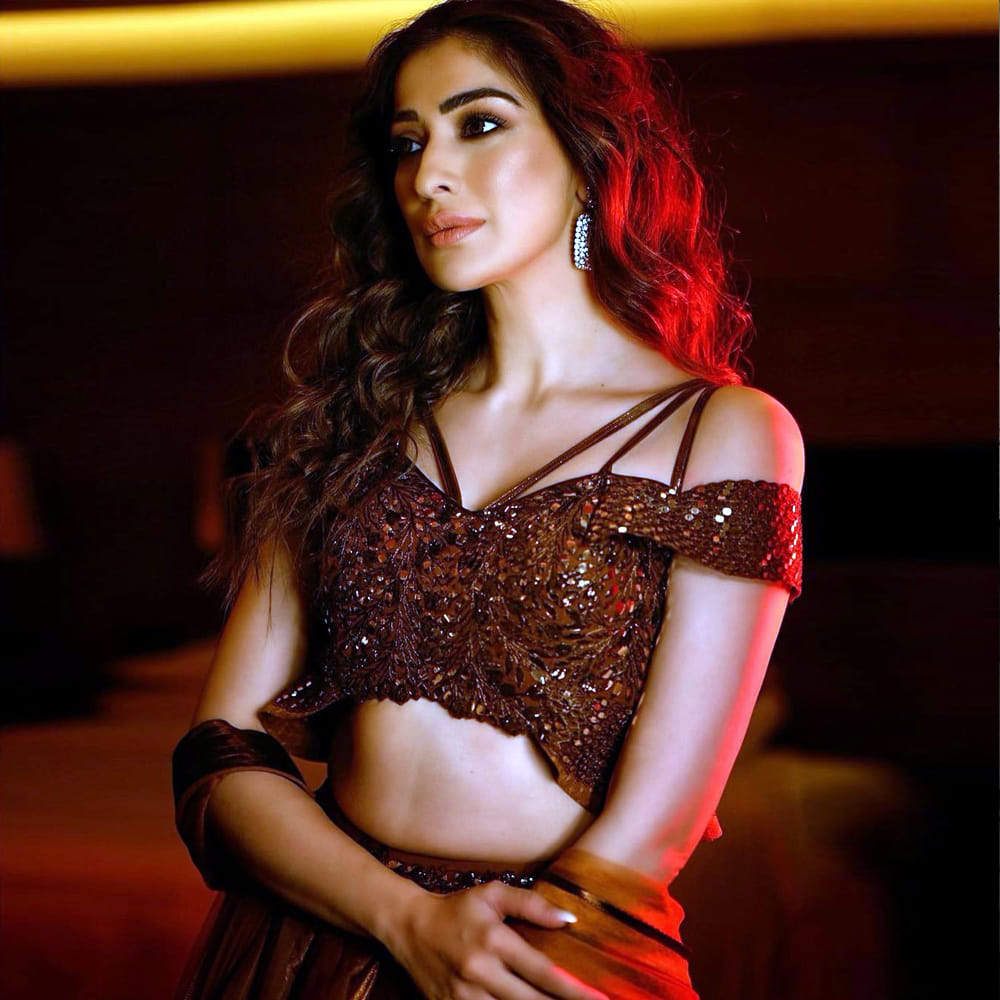 తమిళ, తెలుగు ఇండస్ట్రీస్లో మంచి హీరోయిన్గా పేరు తెచ్చుకుంది రాయ్ లక్ష్మీ. అయితే కొంతకాలం సినిమాలకు దూరంగా ఉన్న ఈ అమ్మడు ఖైదీ no.150 సినిమాలో రత్తాలు సాంగ్ తో మరోసారి తెలుసు తెరపై మెరిసింది. తాజాగా ఈ భామ మళ్లీ తెలుగు సినిమాలపై దృష్టి సారించినట్టు సమాచారం.ఇదిలా ఉంటె ఈ అమ్మడి ఫోటోషూట్ కి ఫ్యాన్స్ గట్టిగానే ఉన్నారు అని చెప్పొచ్చు.మీరు ఓ లుక్కేయండి.