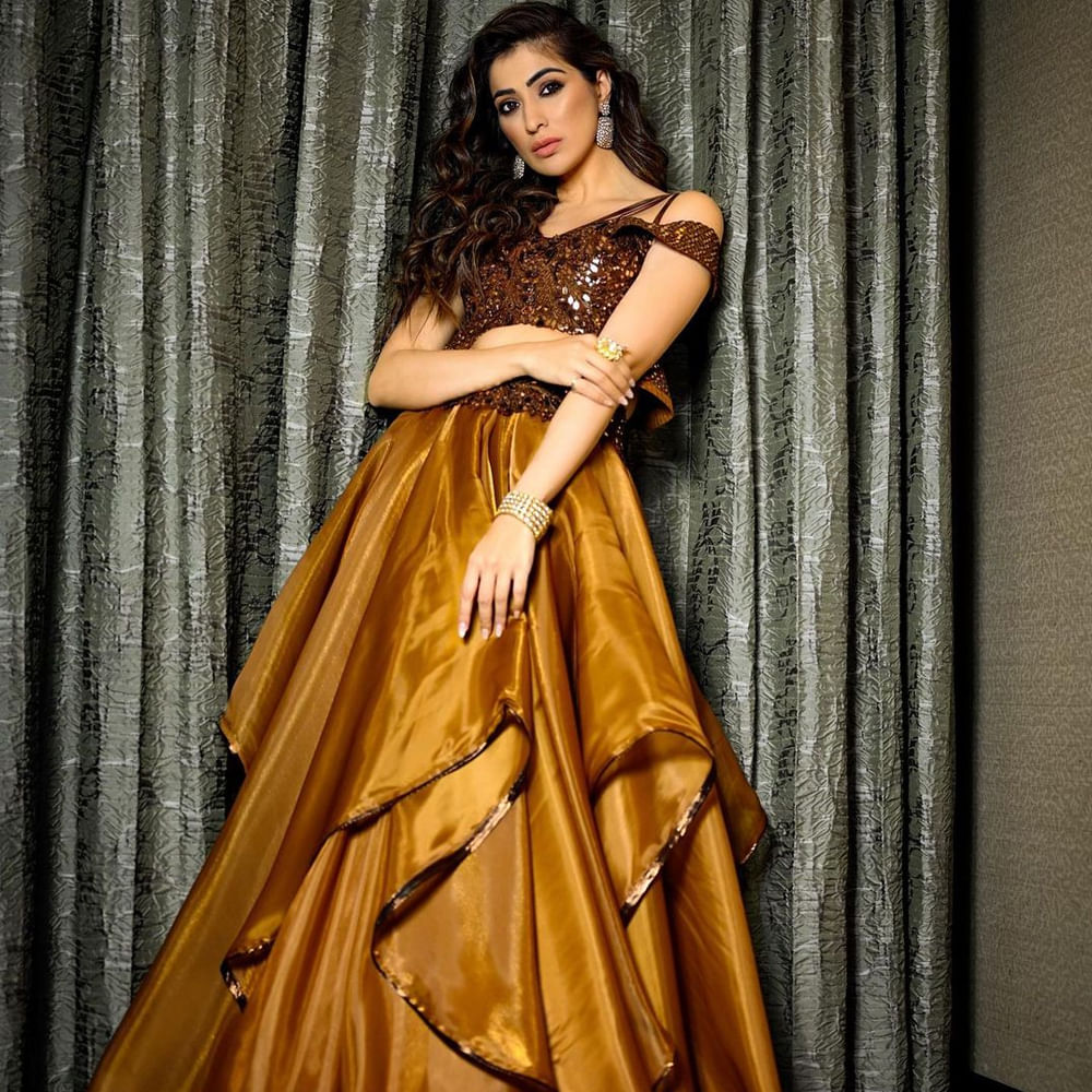 తమిళ, తెలుగు ఇండస్ట్రీస్లో మంచి హీరోయిన్గా పేరు తెచ్చుకుంది రాయ్ లక్ష్మీ. అయితే కొంతకాలం సినిమాలకు దూరంగా ఉన్న ఈ అమ్మడు ఖైదీ no.150 సినిమాలో రత్తాలు సాంగ్ తో మరోసారి తెలుసు తెరపై మెరిసింది. తాజాగా ఈ భామ మళ్లీ తెలుగు సినిమాలపై దృష్టి సారించినట్టు సమాచారం.ఇదిలా ఉంటె ఈ అమ్మడి ఫోటోషూట్ కి ఫ్యాన్స్ గట్టిగానే ఉన్నారు అని చెప్పొచ్చు.మీరు ఓ లుక్కేయండి.