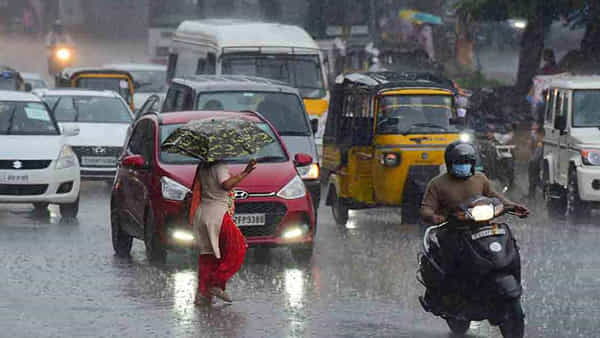 Heavy Rain: హైదరాబాద్లో ఒక్కసారిగా మారిన వాతావరణం.. పలు చోట్ల ఈదురు గాలులతో కూడిన వర్షం.. నేలకొరిగిన చెట్లు..