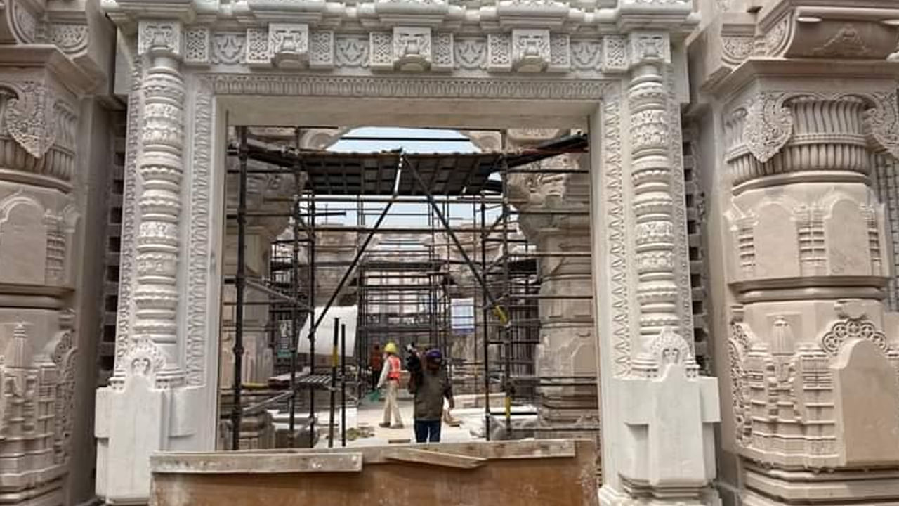 Looking at the two photos of the temple under construction, it seems that the construction of the temple is going on at a fast pace.  The construction was undertaken at an estimated cost of Rs.1,000 crores.  Murals with pictures of Indian culture are being constructed in the Ram Mandir 