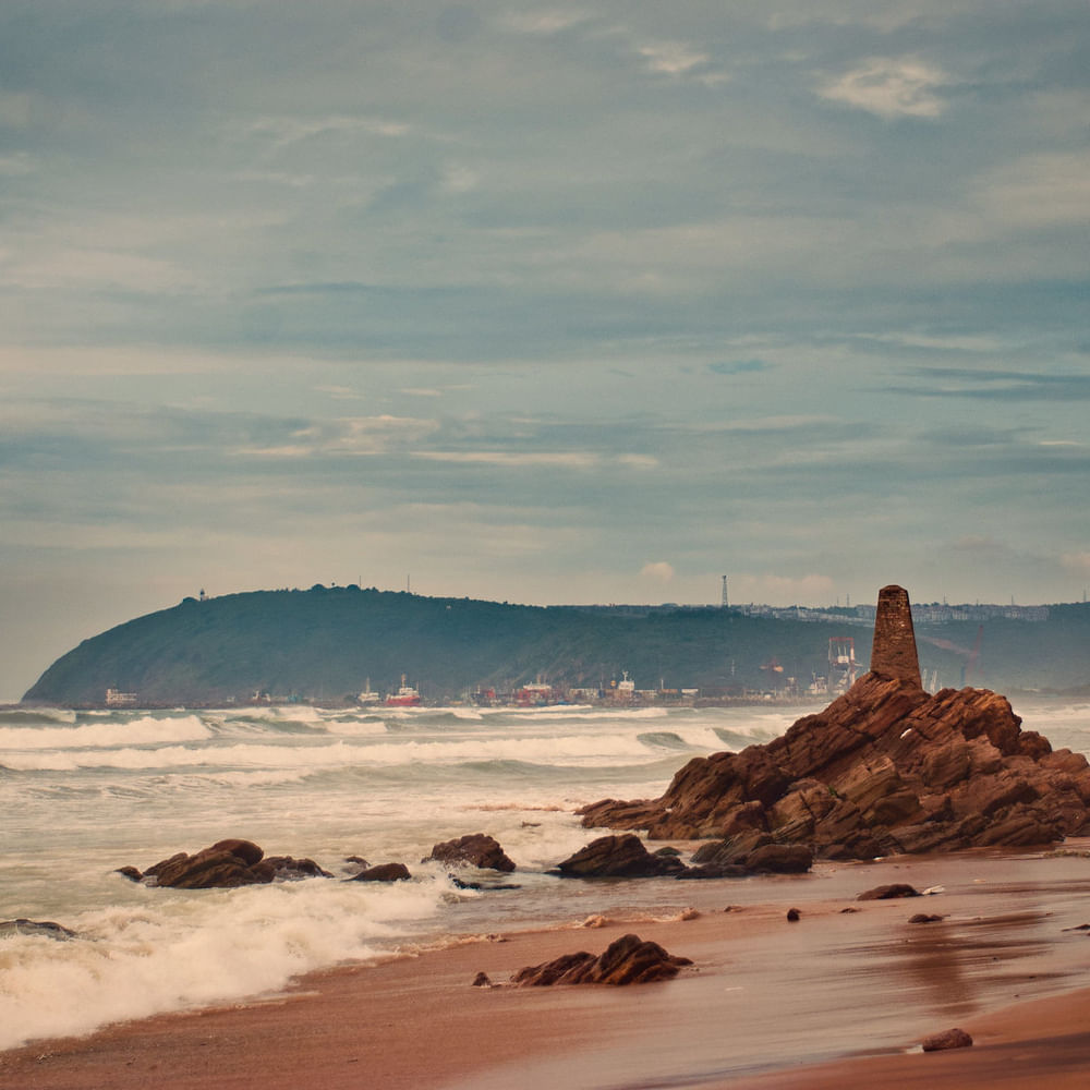 రామకృష్ణ బీచ్: విశాఖపట్నంలోని రామకృష్ణ బీచ్ నిరంతరం పర్యాటకులతో కళకళలాడడుతుంది. ఇక్కడ సూర్యాస్తమయాన్ని ప్రత్యక్షంగా వీక్షించేందుకు ఎంతోమంది ఆసక్తి చూపుతుంటారు. ఈ బీచ్ పరిసర ప్రాంతాల్లో పలు దేవాలయాలు కూడా ఉన్నాయి.